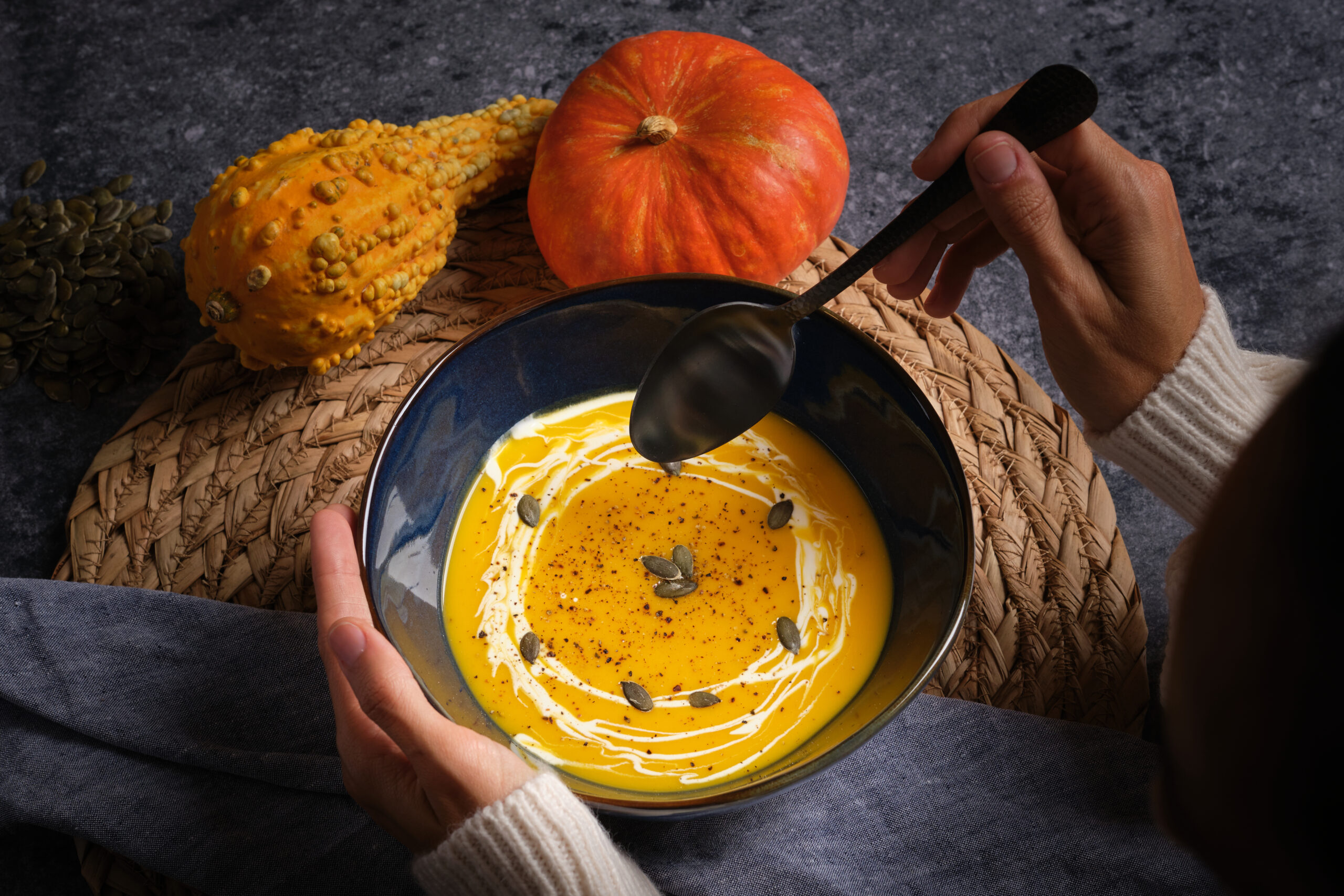 Kürbiscremesuppe in der Schüssel, garniert mit Kürbiskernen