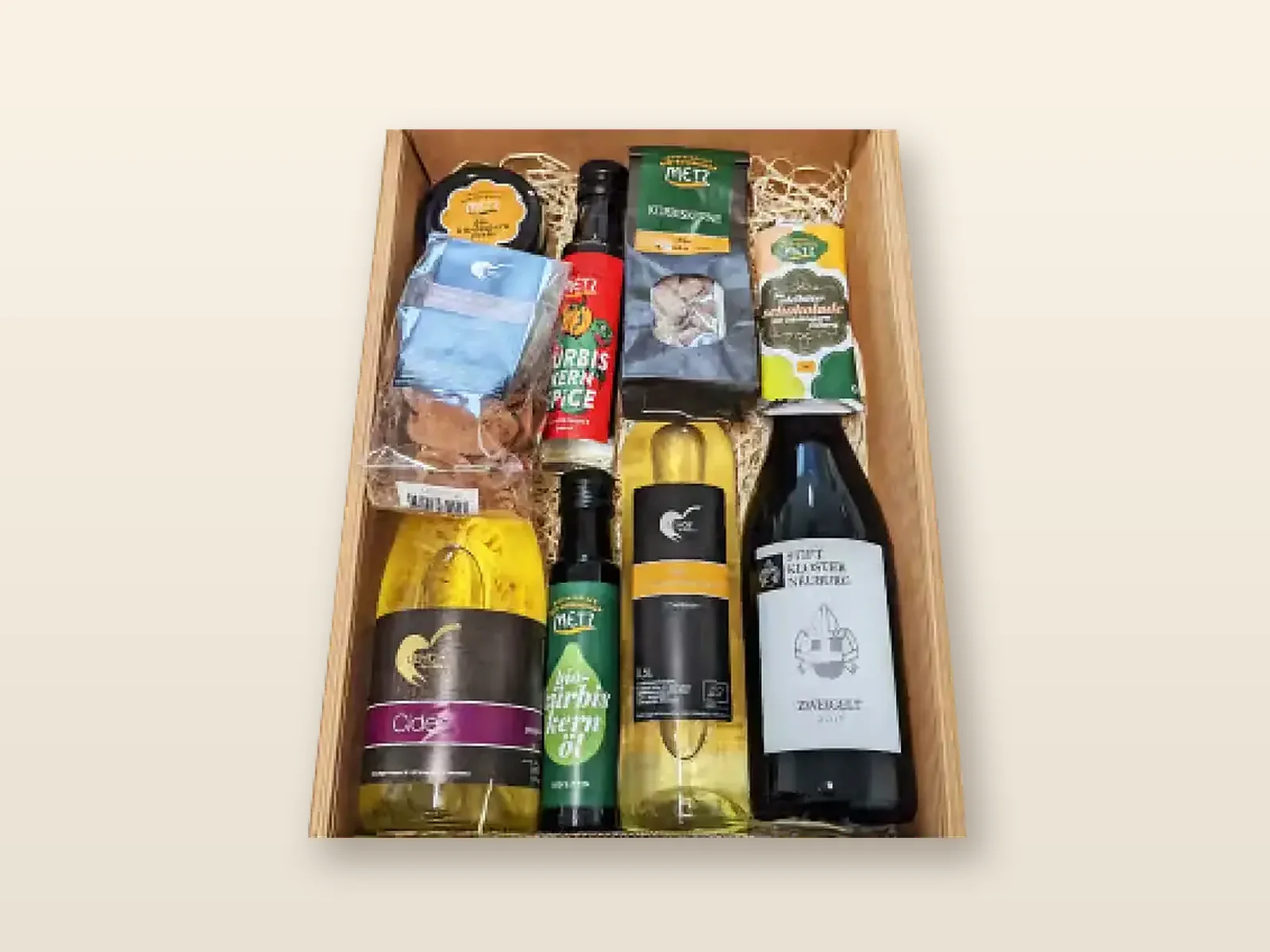 Bio-Geschenkbox von ich will Bio mit Kürbiskernöl, Pesto, Schokolade, Cider und Wein von österreichischen Höfen