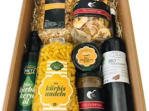 Bio-Geschenkbox mit Kürbiskernöl, Kürbisnudeln, Aroniasaft und Apfelmus als Mitarbeitergeschenk