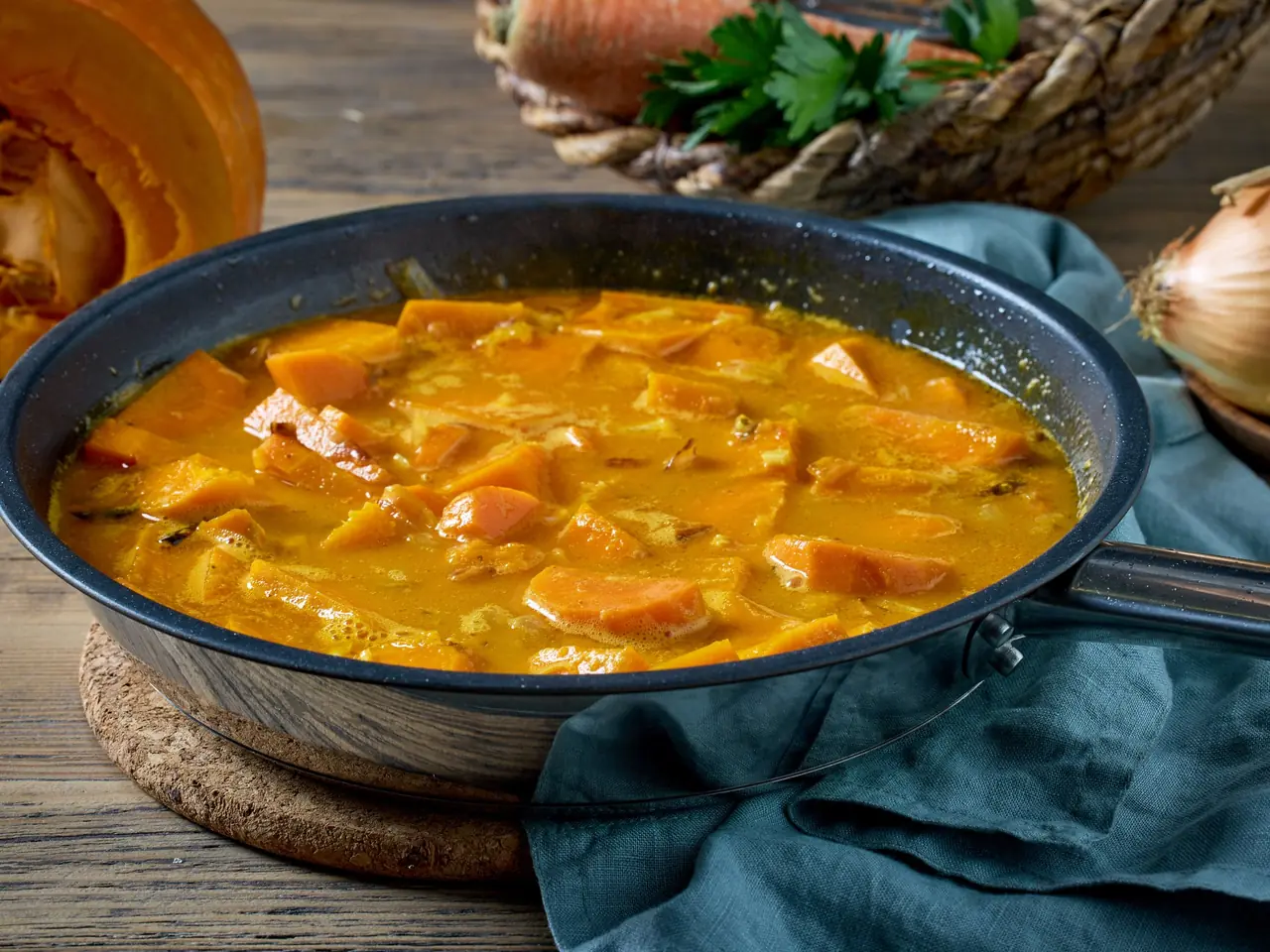 Kürbis-Curry mit Hokkaido-Stücken in der Pfanne