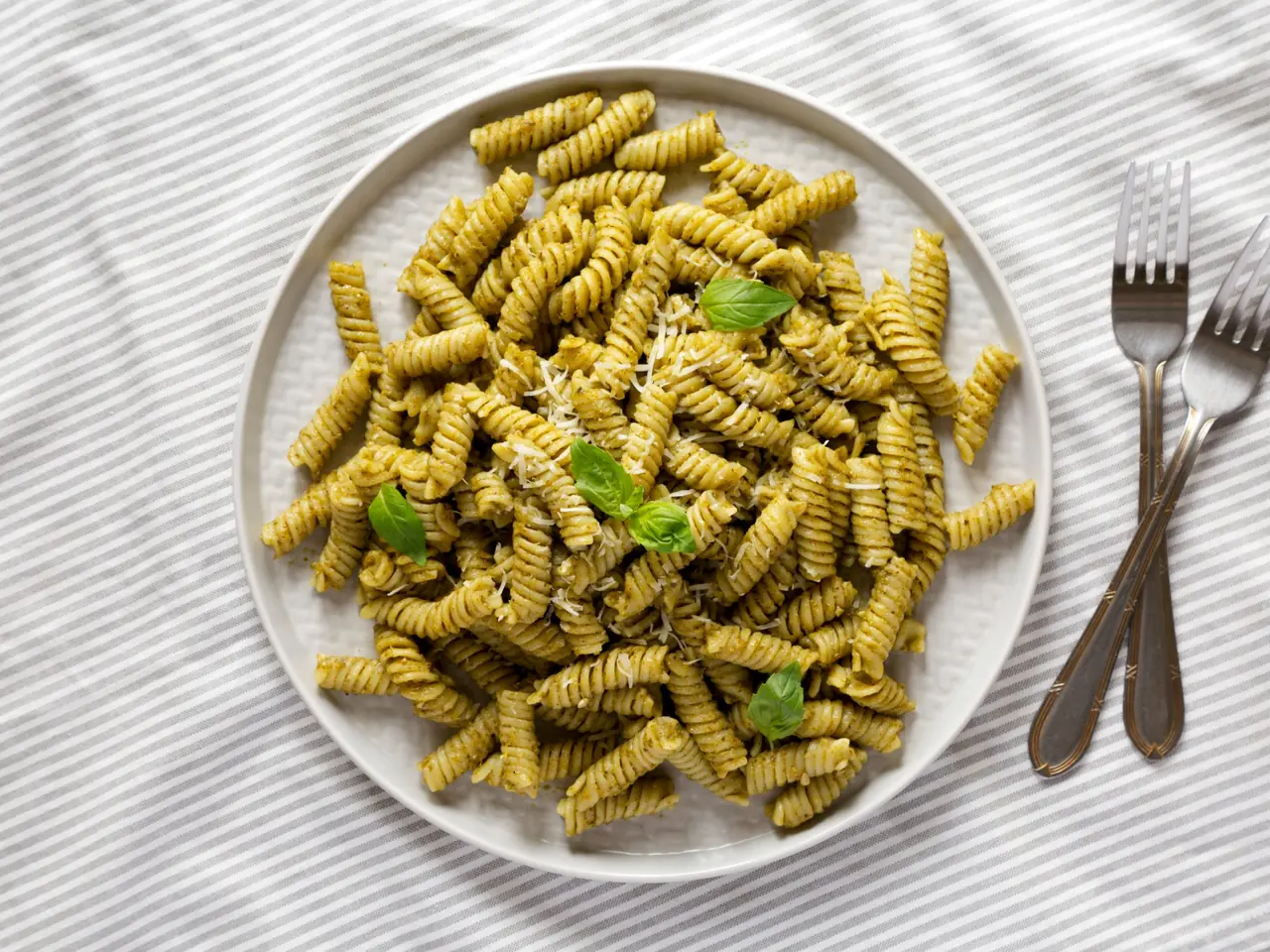 Fusilli mit Kürbiskernpesto und Basilikum auf einem Teller