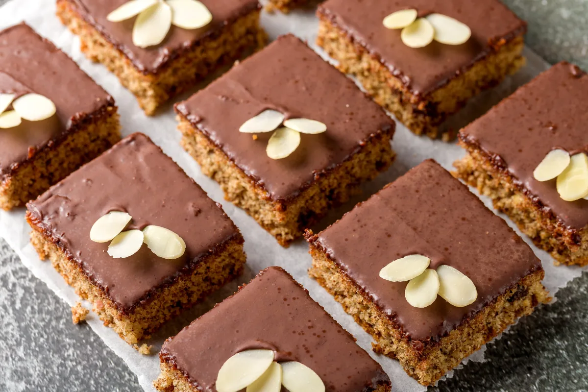 Kürbis-Kuchen vom Blech in Stücken mit Schokoladeglasur