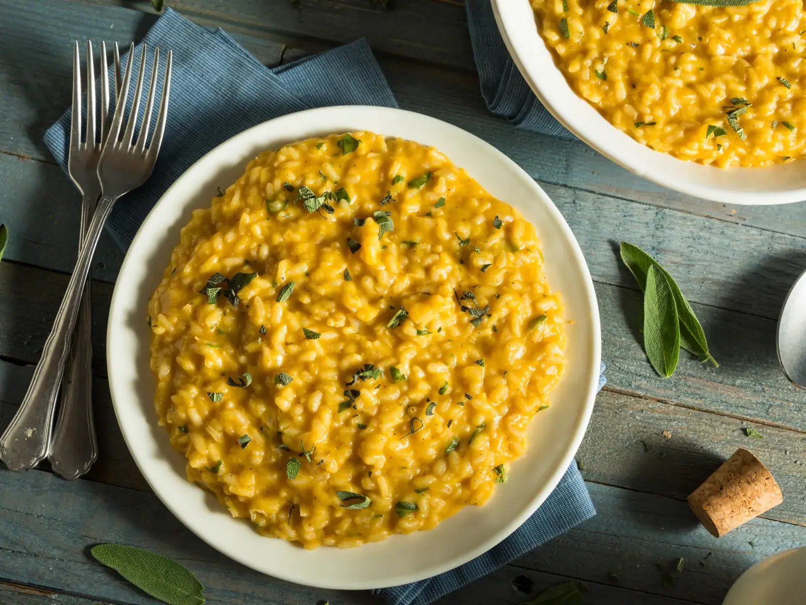 Kürbisrisotto mit Salbei auf einem weißen Teller